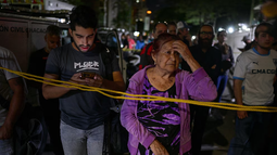 Personas en los alrededores de un edificio que colapsó en Caracas (REUTERS/Gaby Oraa) Personas en los alrededores de un edificio que colapsó en Caracas (REUTERS/Gaby Oraa)