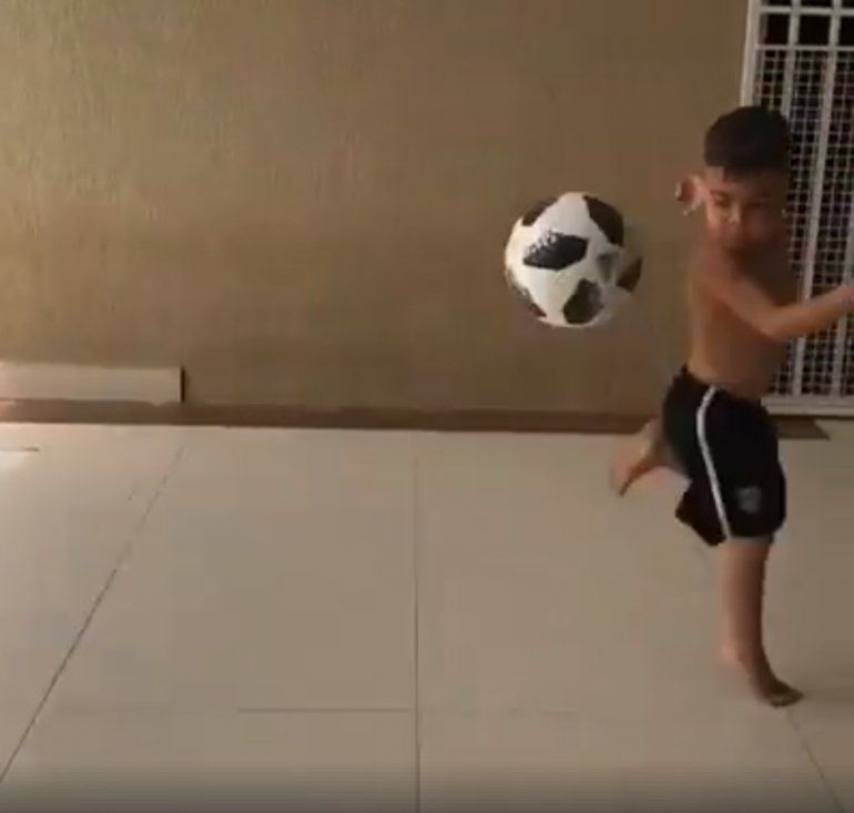 nene con pelota.jpg