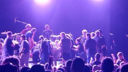 Carlos Santana sufrió un golpe de calor y deshidratación en medio de un recital en Michigan. Fue atendido y está estable.