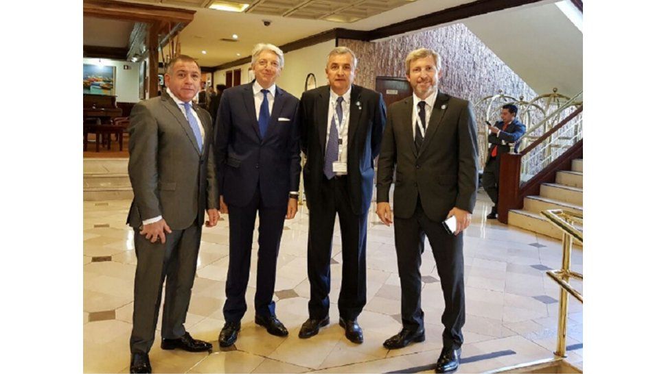 Morales junto a funcionarios