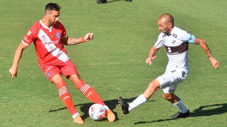 Platense volvió a primera con una tremenda victoria en el clásico