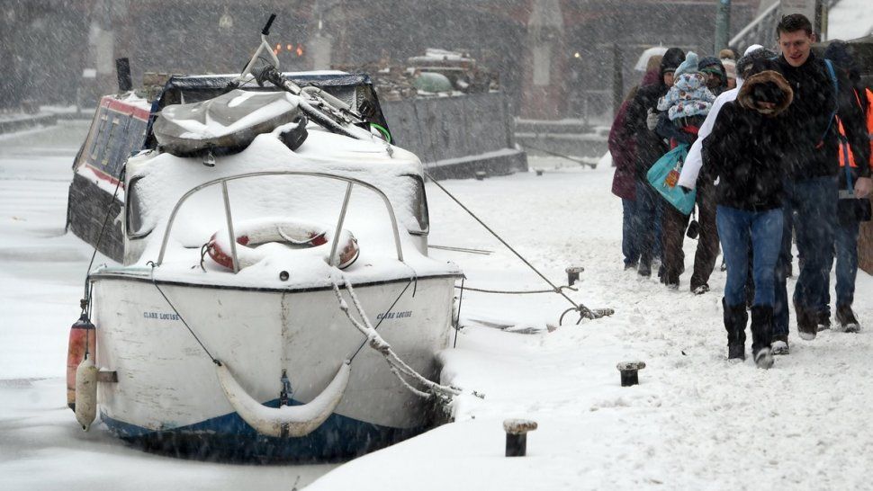 Mirá las impactantes imágenes de un canal de Inglaterra congelado por la ola polar