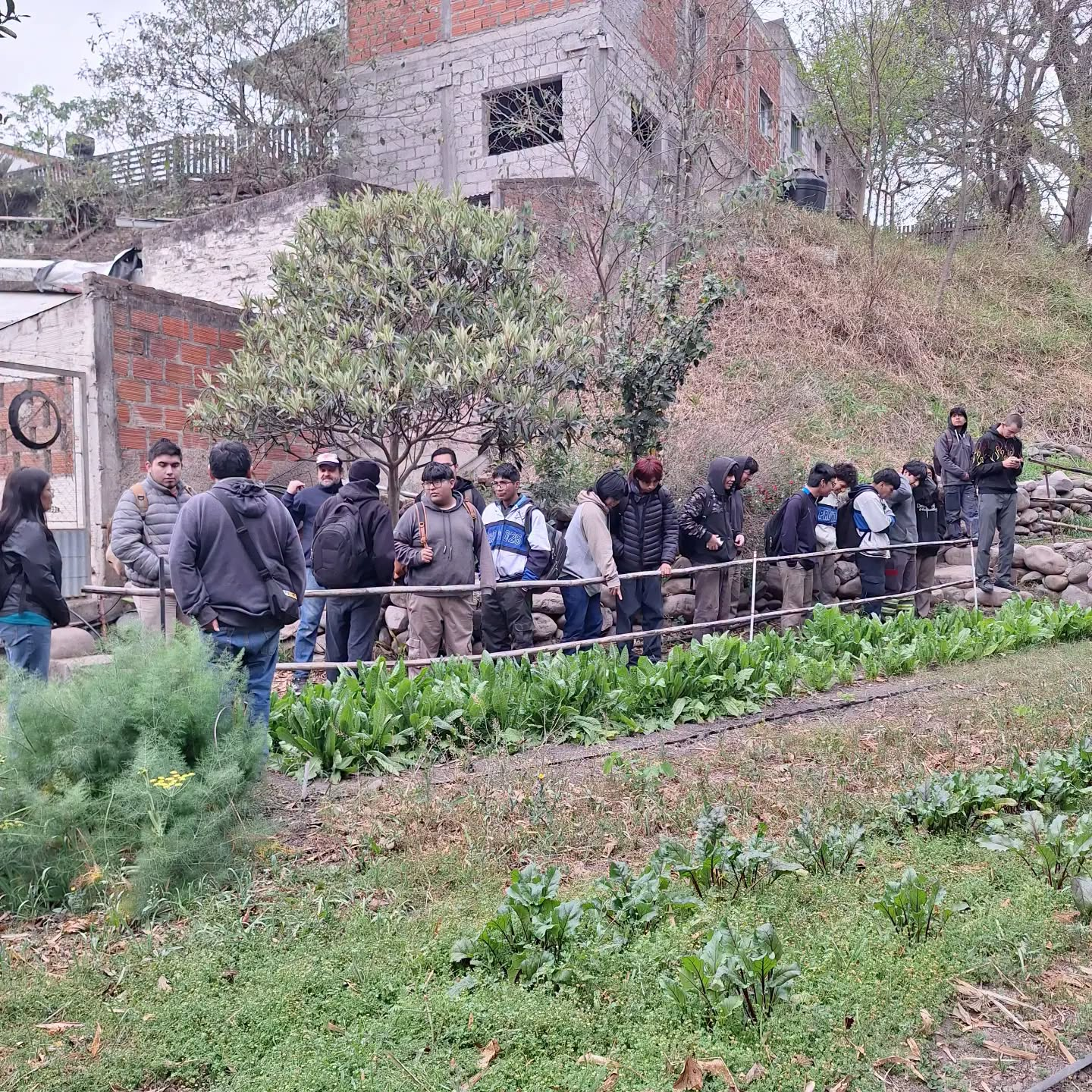 Estudiantes de la EET N°1 en la granja.