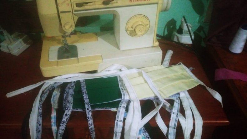 Realiza barbijos para donar a los abuelos más necesitados
