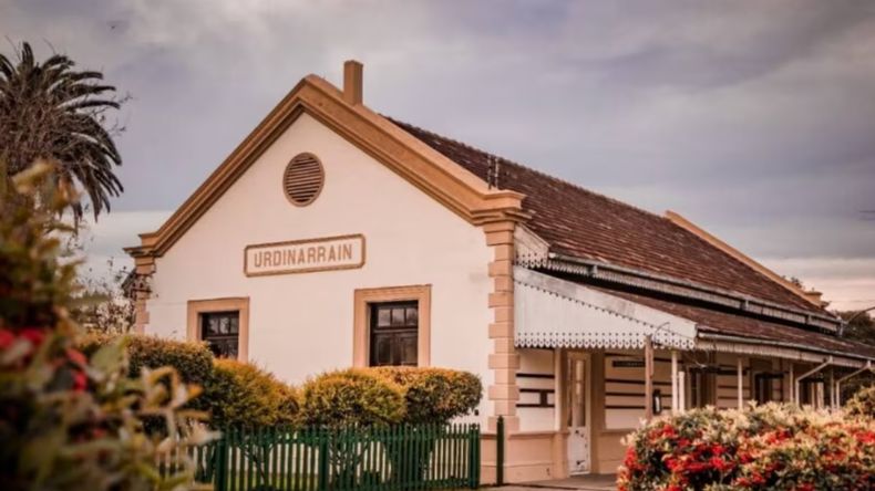 La vieja estación de Urdinarrain, en el departamento Gualeguaychú, de Entre Ríos, rodeada de lomadas y verdes paisajes.