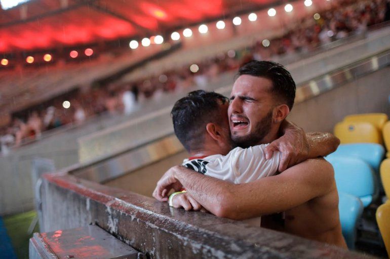 Tristeza absoluta de dos hinchas de River tras la derrota con Flamengo Fuente AP - Cr&eacute;dito Silvia Izquierdo