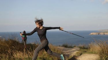 Aquellos que practican este ejercicio hacen el mismo movimiento que los que realizan esquí.