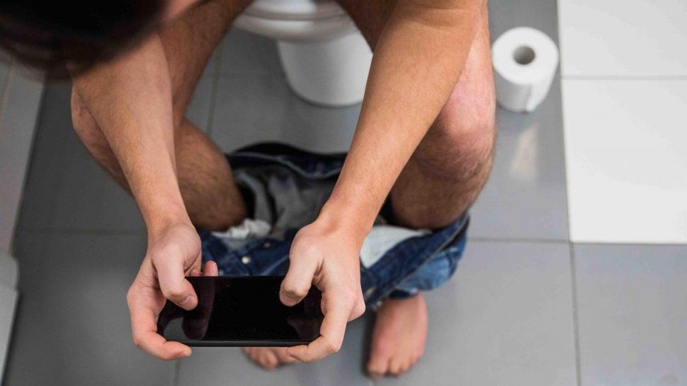 China: entró al baño con el celular y minutos después quedó paralítico