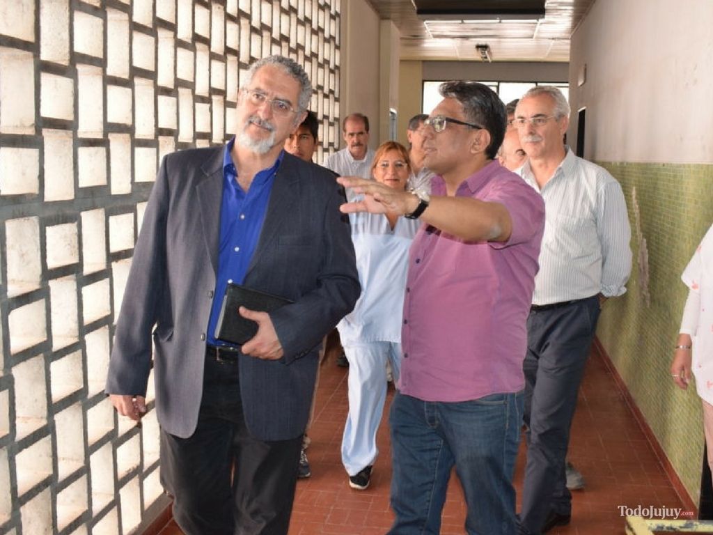 Ministro de Salud recorriendo hospital