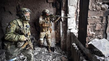 Batalla. Dos soldados se refugian y disparan. Rusia avanza hacia el Dombás.