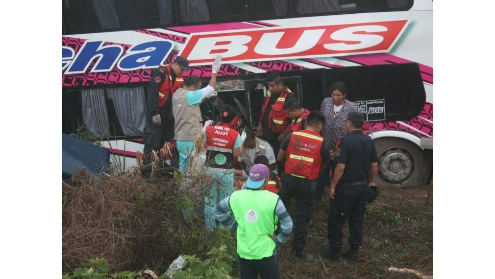 Accidente en San Pedro: un colectivo cayó en un canal