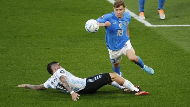 Rodrigo De Paul barre a Nicolo Barella. /Foto: REUTERS/John Sibley