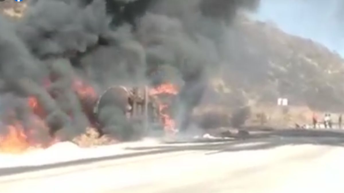 El camión cisterna que explotó viajaba por la ruta entre Villazón y Tupiza, en Bolivia.&nbsp;/Facebook