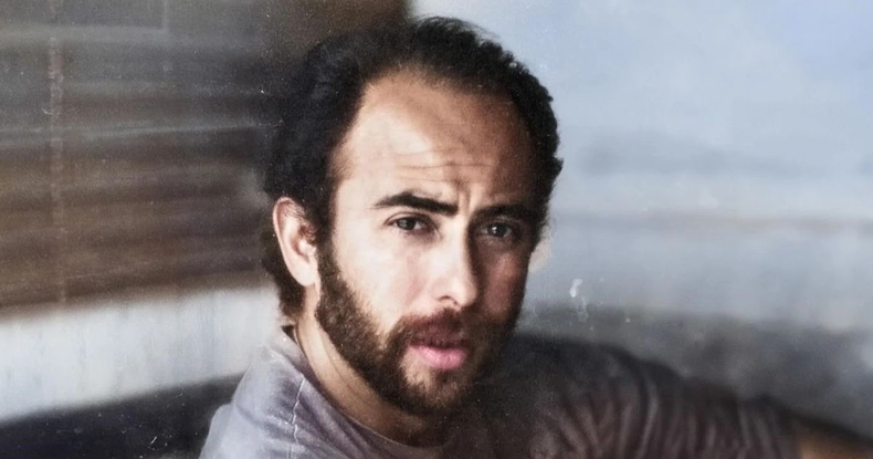 Carlos Alberto Solari, más conocido como “el Indio”, nació en Paraná, Entre Ríos, el 17 de enero de 1949. Allí vivían en la sede del Correo Argentino de Paraná, ubicada frente a la Plaza Primero de Mayo.