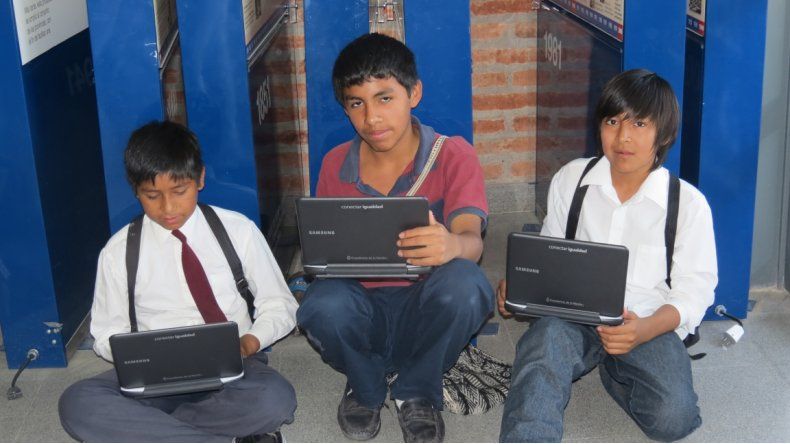 Estudiantes con su net