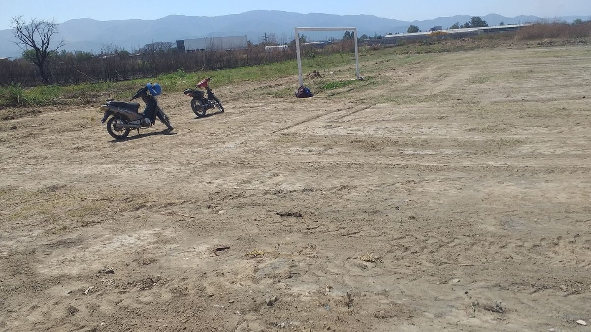 Palpalá: transformaron un terreno en una cancha de fútbol