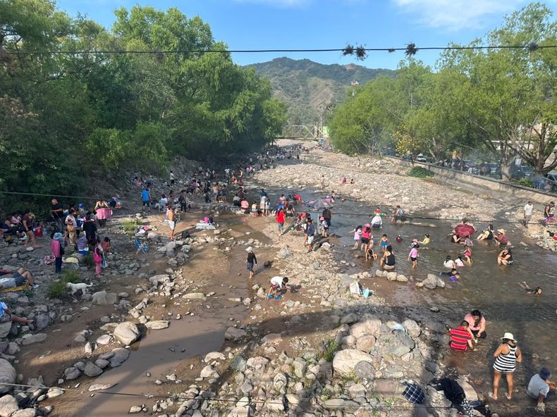 Calor extremo en Jujuy: cientos de jujeños buscaron alivio en Yala