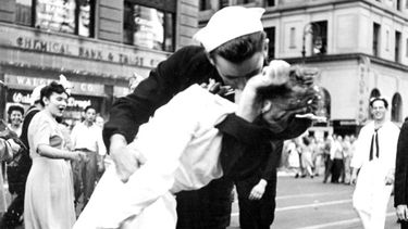 Fotografía de Alfred Eisenstaedt que retrata a un marinero estadounidense besando a una joven mujer vestida de blanco durante las celebraciones del Día de la Victoria sobre Japón en Times Square el 14 de agosto de 1945.