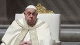 El papa Francisco fue hospitalizado para tratar una persistente bronquitis.  