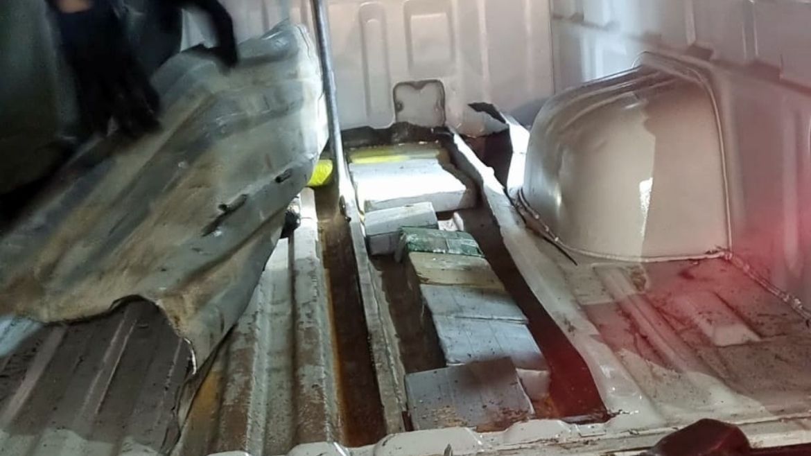 Esconden cocaína en una camioneta