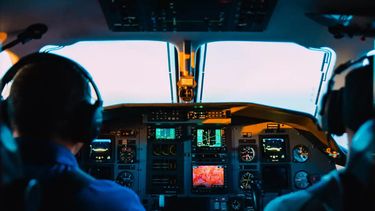 “Tenemos dos terroristas en primera clase”, comentó el piloto por el micrófono del avión.