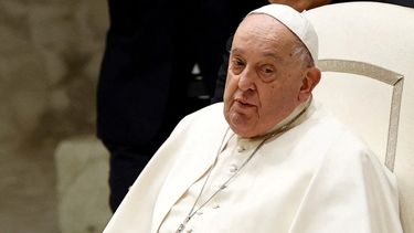 Las condiciones clínicas del papa Francisco continúan siendo críticas, pero estacionarias.