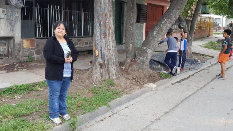 Alto riesgo: familia pide que le saquen un pino de la puerta de su casa que podría caerse