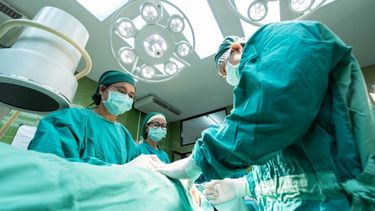 La paciente tiene la forma más común de degeneración macular seca vinculada con la edad (DMAE) y el implante le da optimismo para recuperar parcialmente la visión.