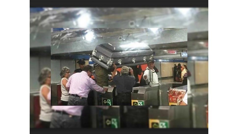 No podían pagar un coche fúnebre y subieron el ataúd al subte