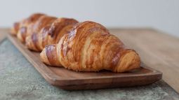En la Argentina crece el interés por el croissant, que ya compite de igual a igual con la medialuna de manteca.