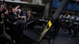 Incidentes afuera de la residencia de Cristina Kirchner. (foto tw: @TiempoSur_)