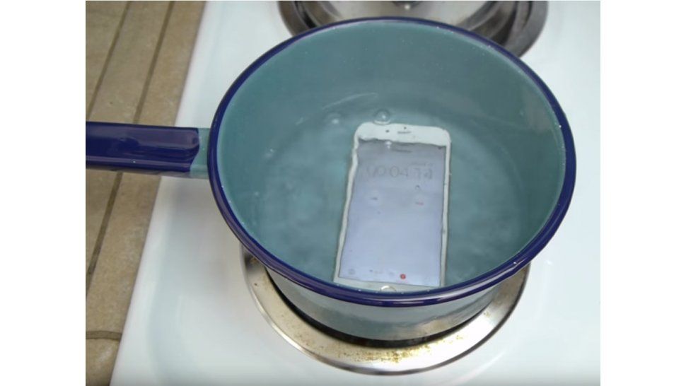 iPhone 6 plus en agua hirviendo