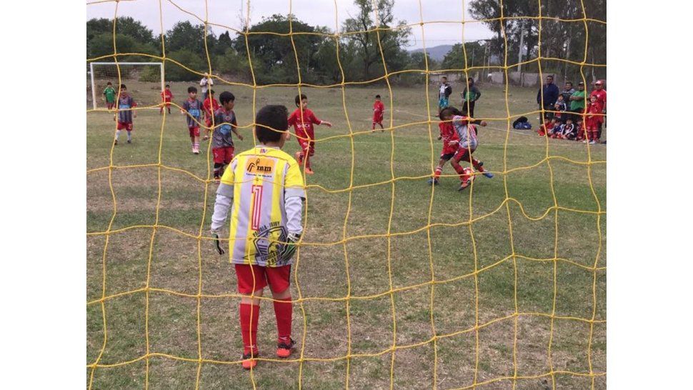 Goles, sonrisas y confraternidad en el primer día del torneo Amistad