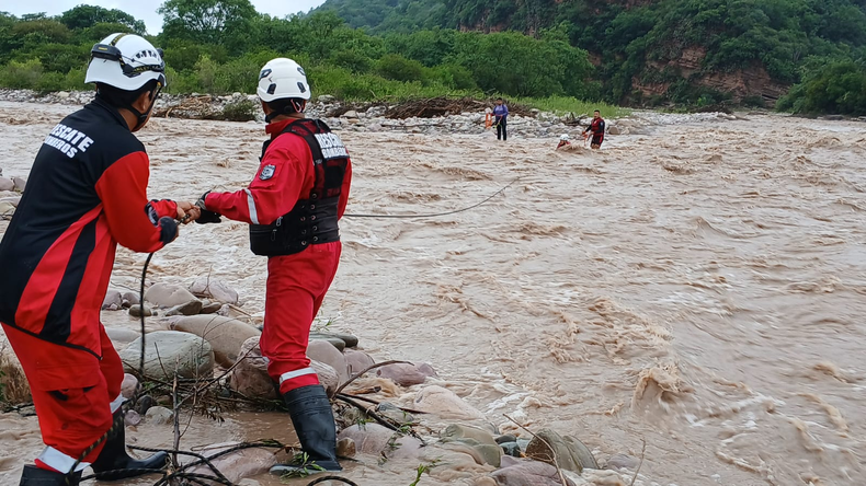 Bomberos rescataron a seis personas varadas por la crecida de los ríos.