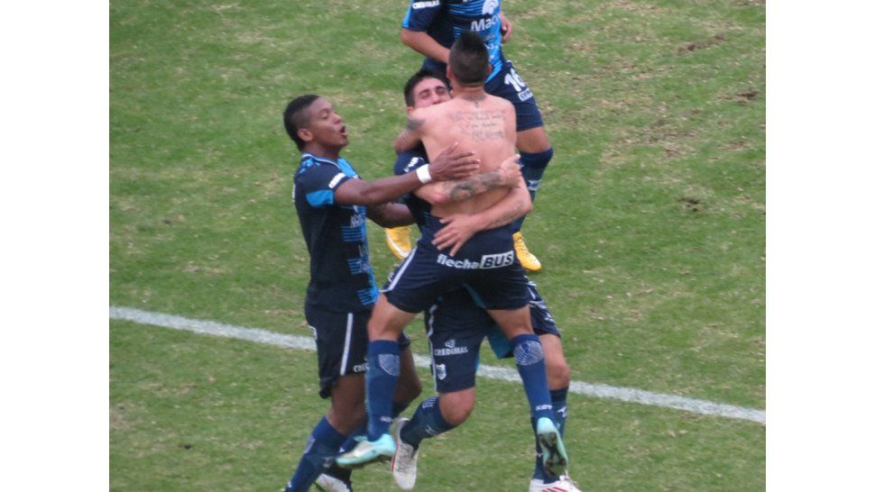 Festejo del primer gol de Gimnasia