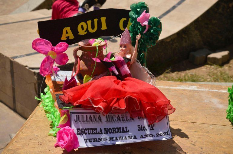 Realizaron mini carrozas y maquetas para exponer en esta FNE