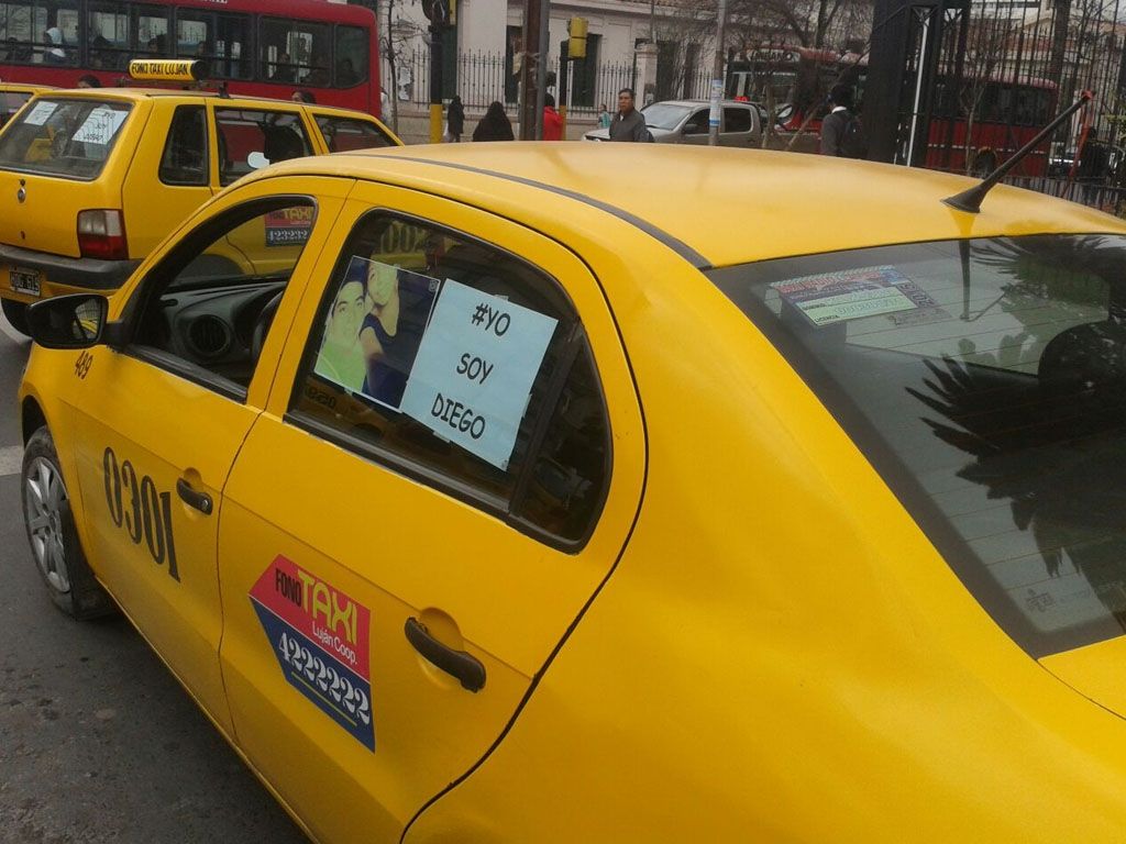 Taxi que recibió el impacto