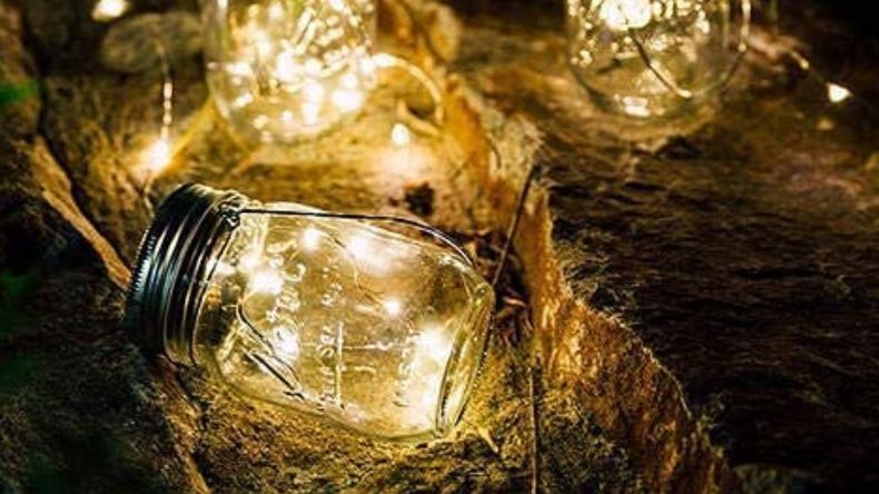 Reciclaje: convertí envases de vidrio que ya no usás en hermosas lámparas para tu jardín