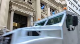 Golpe al bolsillo: cómo impactará la suba del dólar oficial