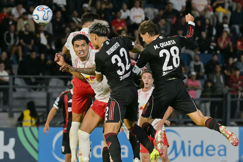 El gol de Martínez Quarta, en el cierre del partido, con un cabezazo que le dio a River PLate tres puntos fundamentales en la Copa Sudamericana - NELSON ALMEIDA - AFP
