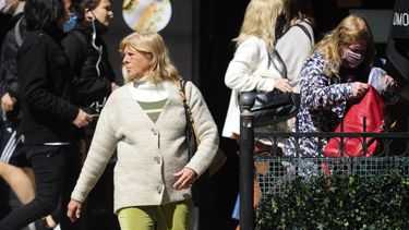 Una mujer en la calle sin barbijo. /Foto: Luciano Thieberger - Clarín