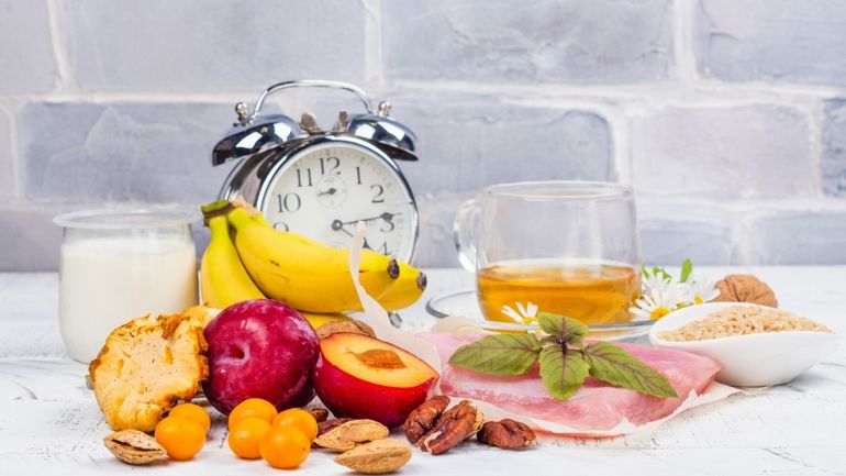 Para combatir el insomnio es fundamental que, además de consumir alimentos que nos ayuden a dormir mejor, evitemos aquellos que nos puedan dificultar el descanso. 