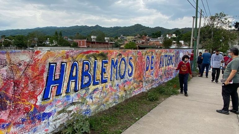 El artista Gabriel Sosa estuvo a cargo de la pintura del mural para concientizar sobre el autismo.