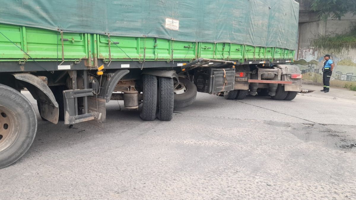 Un camión quedó varado en la ruta 9: hay corte total