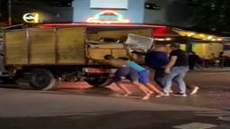 Guillermo Moreno ayudó a un hombre a empujar su camioneta.