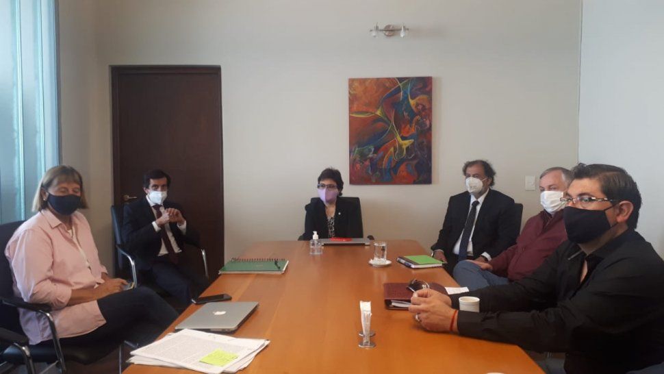 Los ministros Carlos Sadir de Hacienda, Isolda Calsina de Educación, Normando Álvarez García de Trabajo y Agustín Perassi de Gobierno, se reunieron con los gremios estatales