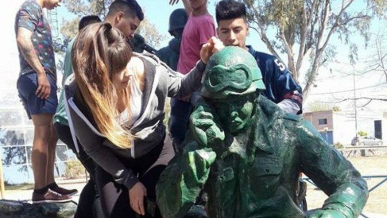 Los palpaleños, enojados con la cantante que posó con las estatuas de excombatientes