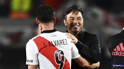 Delante y técnico. El 9 de River Plate junto al Muñeco.