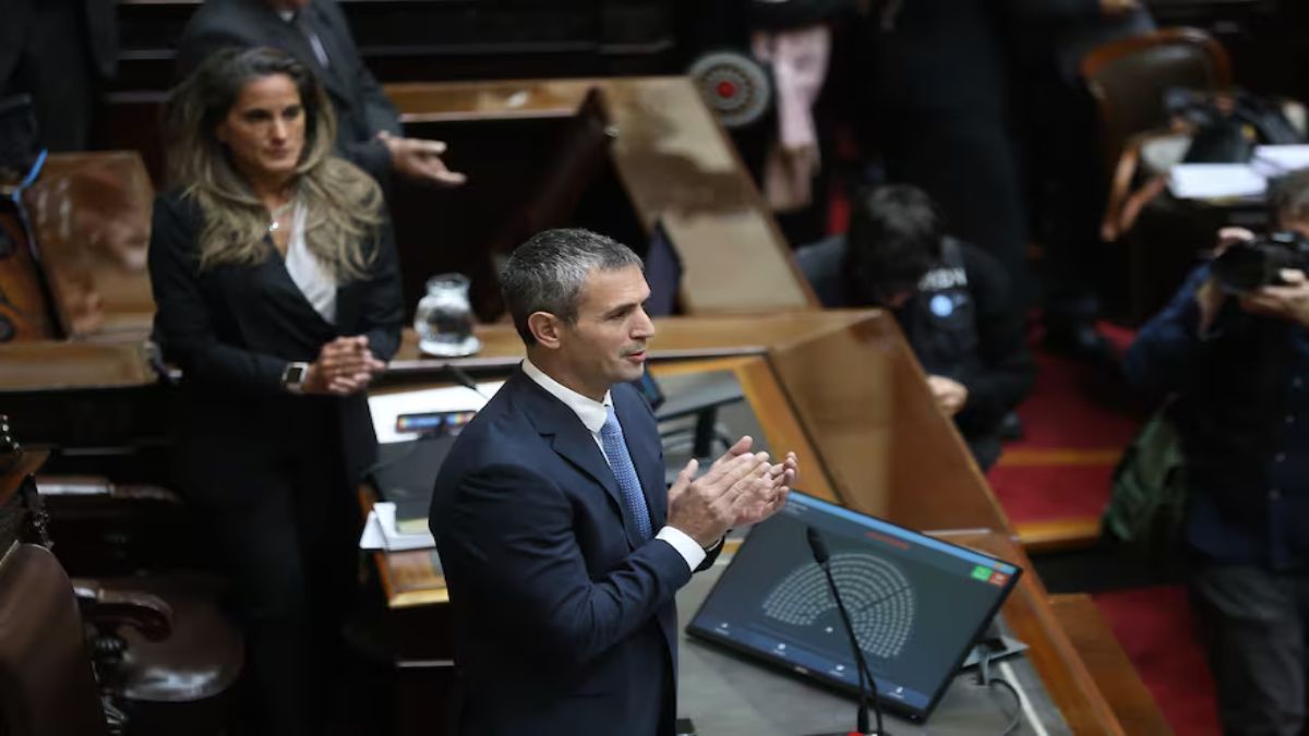 Martín Menem aplaude al inicio de la sesión para avanzar con la ley de bases.