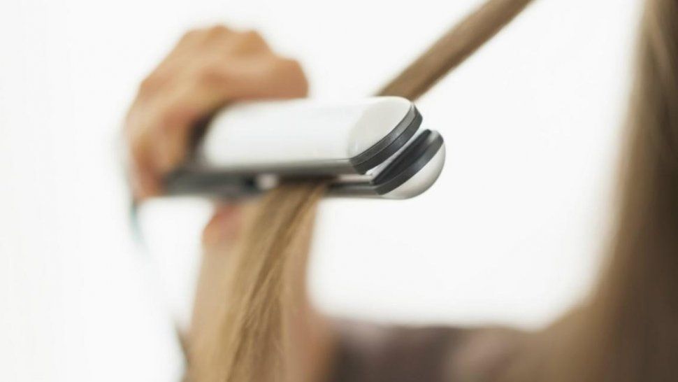 Una chica de 17 años murió electrocutada mientras se planchaba el pelo